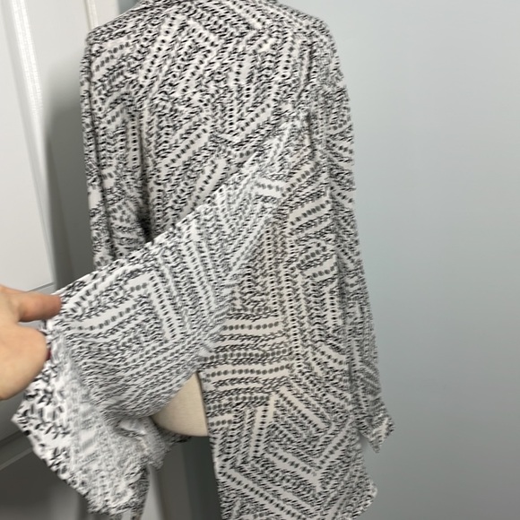 Cabi Black White Print Split Back Button Down Blouse size M - Picture 7 of 9